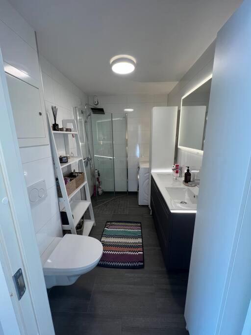 Apartment Sentrumsnaer Leilighet Med Utsikt
